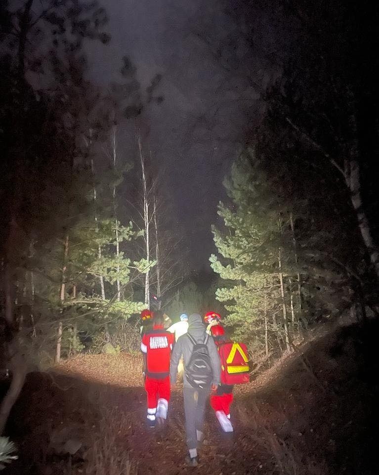 Wypadek w Kotlarni. Dramatyczna akcja ratunkowa na terenie starego wyrobiska kopalni piasku. Strażacy nie mogli użyć sprzętu
