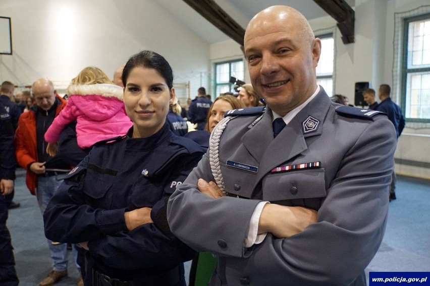 W garnizonie pojawili się nowi policjanci. Rodziny są dumne. Nowi mundurowi w Ełku, Węgorzewie, Piszu i Olecku