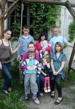 Od lewej: Małgosia, Arek, Bożenka z Weroniczką, Tadeusz. Na huśtawce siedzą Ewelina i Ela z dziećmi, Czarusiem i Lilą.