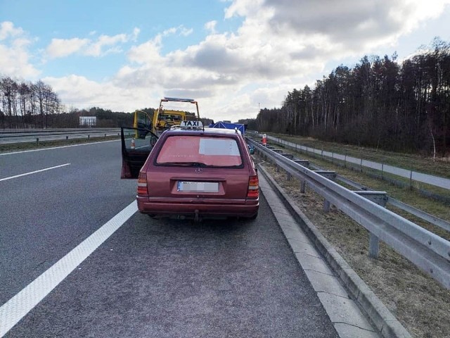 Do śmiertelnego wypadku doszło we wtorek, 12 lutego, na S3 na pograniczu województw lubuskiego i zachodniopomorskiego. Kierowca mercedesa wysiadając z auta na pasie awaryjnym został śmiertelnie potrącony przez kierującego peugeotem. Do tragedii doszło po godz. 11.00. Kierujący mercedesem jechał trasą S3 w kierunku Gorzowa. Na 56 kilometrze z niewyjaśnionych jeszcze przyczyn kierowca mercedesa zjechał na prawe pobocze na pas awaryjny. Po chwili doszło do tragedii.– Kierowca mercedesa wysiadł z auta i wtedy został potrącony przez wymijającego go kierowcę peugeota – mówi st. asp. Jacek Poleszczuk, rzecznik myśliborskiej policji. Na miejsce zostały wezwane służby ratunkowe. Wylądował wezwany śmigłowiec lotniczego pogotowia ratunkowego. Siła potrącenia mężczyzny była ogromna. Kierowca mercedesa nie miał szans, zginął na miejscu.Jeden pas ruchu S3 w kierunku Gorzowa jest zablokowany. – Pracują tam policjanci wyjaśniający przebieg oraz okoliczności tragicznego wypadku – mówi st. asp. Poleszczuk. Na miejsce dotarł również prokurator.Po tragicznym wypadku na pasach w kierunku Myśliborza, na wysokości śmiertelnego wypadku doszło do drugiego zdarzenia samochodów. Trasa jest zablokowana. O zderzeniu donoszą Czytelnicy.Zobacz też wideo: Brutalne pobicie w Zielonej Górze. Sprawcy wdarli się do mieszkania, bili kijem bejsbolowym i golfowym.