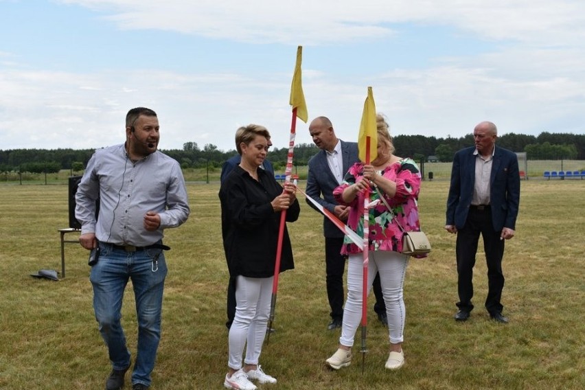 W Nieznamierowicach, w gminie Rusinów zostało oddane do użytku nowe boisko sportowe. Była okazja do rozegrania zawodów