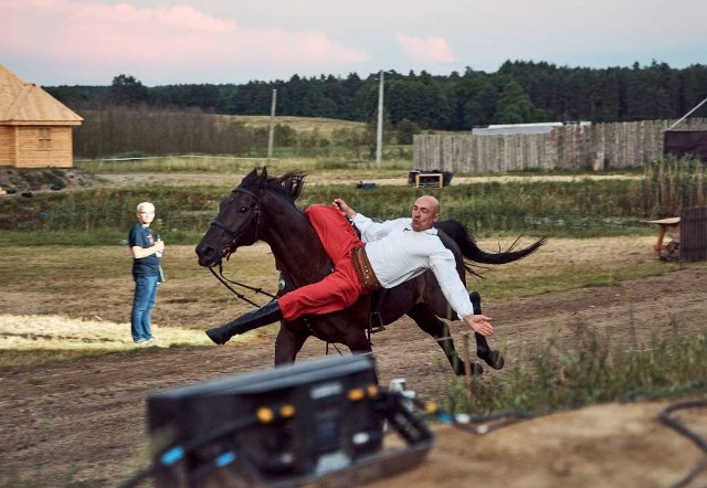 „Orzeł i Krzyż”  obejrzało już blisko 6 tysięcy osób. Spektakl to efekt niezwykłej pracy wolontariuszy, których prezentujemy na zdjęciach. BiletyWidowiska będą grane w piątek i sobotę do 13.07 włącznie o godzinie 21:30. Bilety są dostępne na www.ParkDzieje.pl, tobilet.pl, biletomat.pl oraz w punktach stacjonarnych w Poznaniu (Centrum Informacji Kulturalnej, Ratajczaka 44 oraz w Informacji Turystycznej na Starym Rynku).Aby wygrać jeden z czterech podwójnych voucherów na bilet na Widowisko "Orzeł i Krzyż" w Parku Dzieje wystarczy od 2 lipca godz. 12:00 do 3 lipca godz. 15:00 przysłać pod numer 72355 (koszt 2,46 zł brutto) wiadomość o treści OIK. uzupełnioną po kropce o krótką odpowiedź na pytanie: Dlaczego chcę zobaczyć widowisko "Orzeł i Krzyz"?. Nagrody otrzymają autorzy najbardziej oryginalnych propozycji. Zwycięzców powiadomimy o wygranej sms-em.