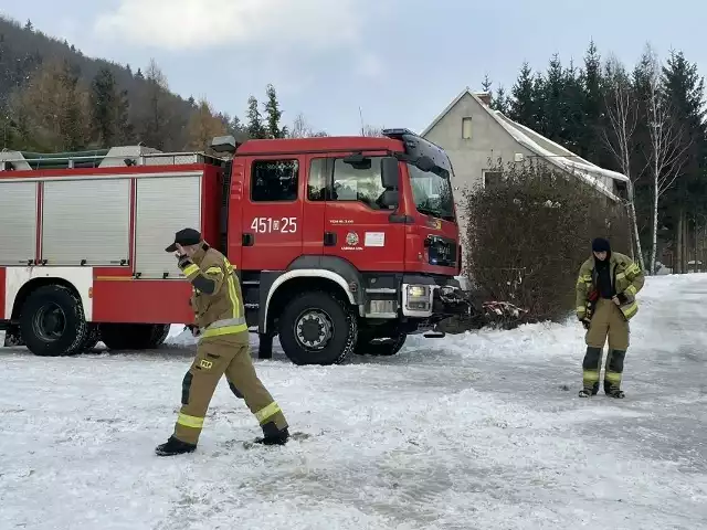 Pożar wybuchł w budynku stodoły zaadaptowanej na warsztat w miejscowości Błażkowa w gminie Lubawka.