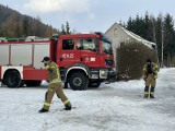 Pożar na Dolnym Śląsku. Na strażaków runęła ściana z cegły, cztery osoby zostały ranne. W budynku butle z acetylenem