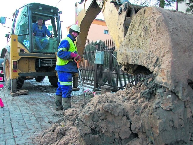 Na ulicy Zamkowej w Tarnowie pracownicy wodociągów wymieniali uszkodzony hydrant. Walczyli z siarczystym mrozem oraz skutą na beton ziemią, która utrudniała prowadzenie wykopów