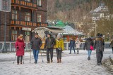 Krynica Zdrój w zimowej szacie. Turyści cenią sobie mroźne spacery i unikalny klimat