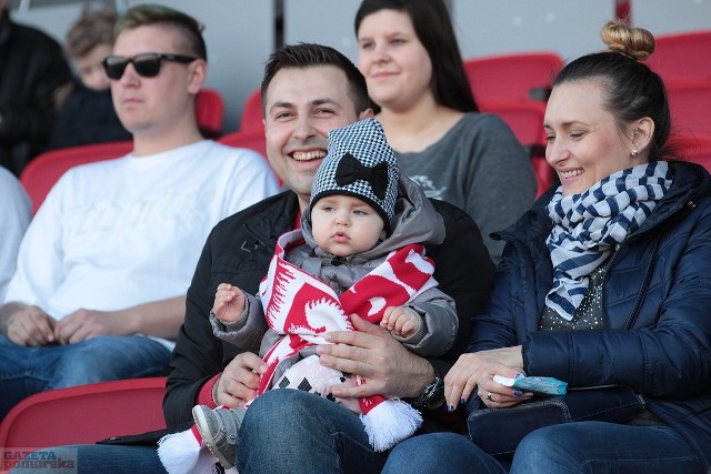 Włocławek, stadion Ośrodka Sportu i Rekreacji. Kibice dopingowali reprezentacje Polski i Grecji.