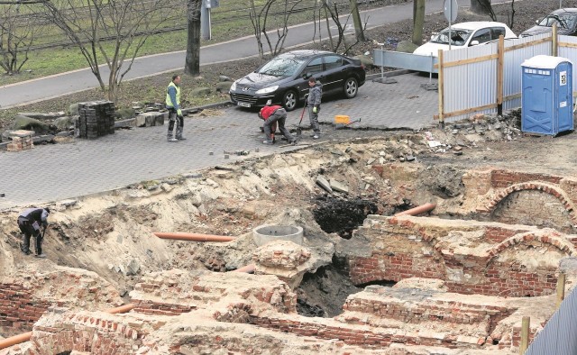 Rozszerza się zakres prac archeologicznych na placu przy ulicach Opłotki i Wielka Odrzańska. W przyszłym tygodniu archeolodzy zaczną badać teren, gdzie na fotografii widać  rozbieraną drogę