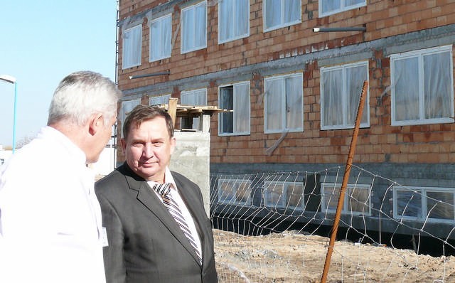Starosta Tadeusz Majewski i dyrektor szpitala Eligiusz Patalas przed budynkiem, w którym będzie stacja dializ
