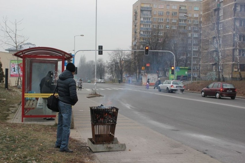 Będzin: Na przystankach czekających na autobus grzeją koksowniki