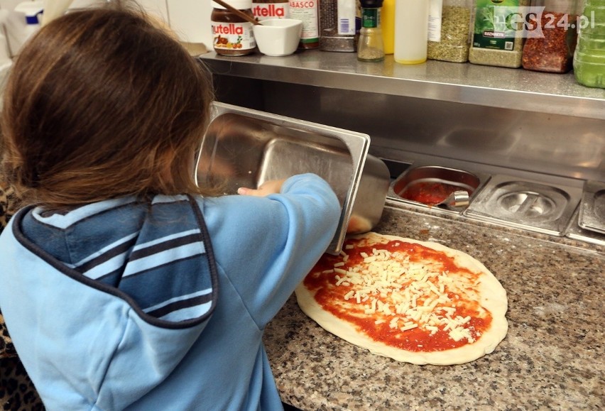 Międzynarodowy Dzień Pizzy: Tak właśnie się ją robi! [WIDEO, ZDJĘCIA]