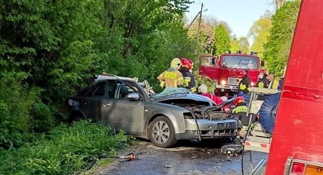 Poszkodowany kierowca samochodu osobowego trafił do szpitala.