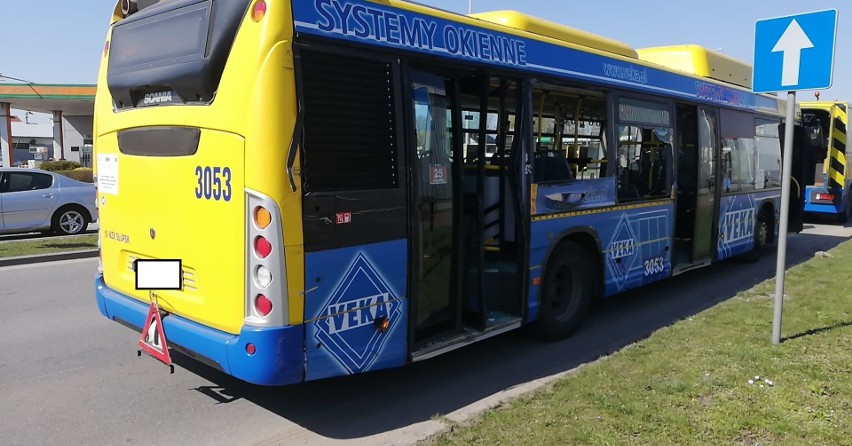 Kierowca miejskiego autobusu na rondzie na ulicy Poznańskiej...