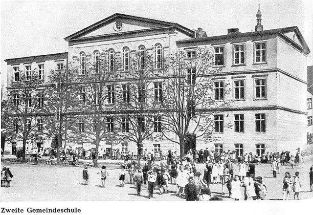 Zdjęcie przedwojennej szkoły gminnej przy ulicy Ringstrasse (lata 30). Po 1945 roku swoją siedzibę miała tu Szkoła Podstawowa nr 2 przy ulicy Krzywoustego, a dziś mieści się tutaj Gimnazjum nr 2. 