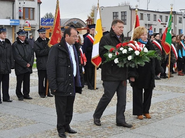 Kwiaty pod pomnikiem marszałka Józefa Piłsudskiego składali Burmistrz Daleszyc Wojciech Furmanek, wiceprzewodnicząca rady miejskiej Anna Oszczepalska i będący w Daleszycach z wizytą zastępca burmistrza portugalskiego miasta Esposende.