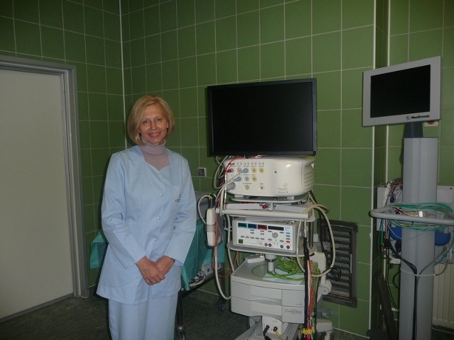Profesor Beata Wożakowska Kapłon, ordynator I Oddziału Kardiologii prezentuje nowoczesny  sprzęt do leczenia arytmii serca.