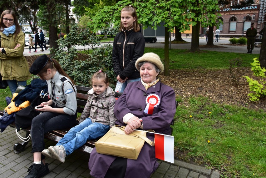 Obchody 228 Rocznicy Uchwalenia Konstytucji 3 Maja w Oświęcimiu. Była wielka biało-czerwona flaga