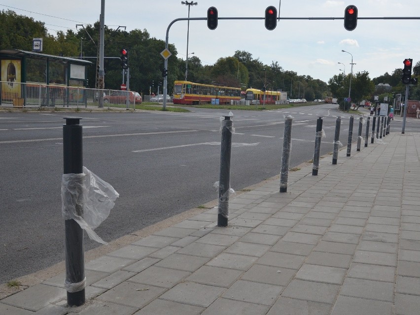 W Łodzi zamontują kilka tysięcy separatorów ruchu. Koniec z parkowaniem na poboczach [ZDJĘCIA]