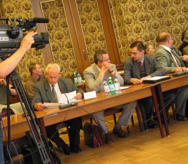 Sesje rady retransmitowała już Miejska Telewizja Opole. W 2008 roku ratusz ją sprzedał i skończyło się pokazywanie radnych w telewizji.