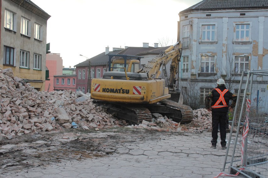 Chrzanów. Trwa wielkie wyburzanie. Kamienica i dworzec kolejowy legły w gruzach [ZDJĘCIA]