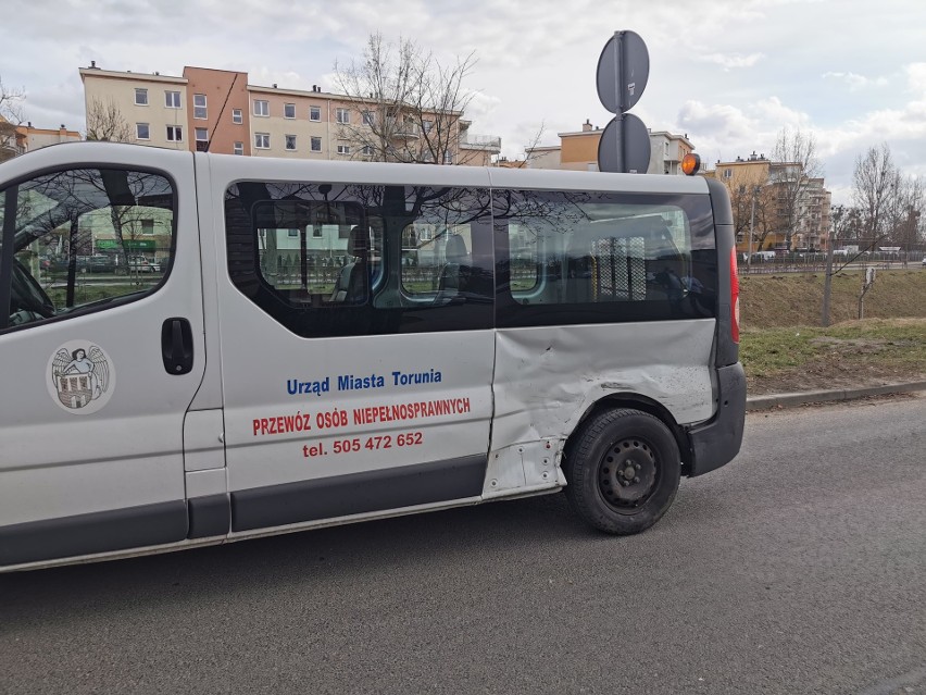 Toruń. Kolizja drogowa w centrum miasta ZDJĘCIA