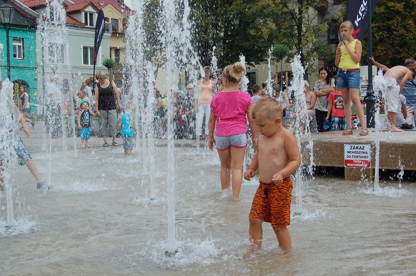 Dzieci pluskają się w fontannie mimo zakazów. W czasie...