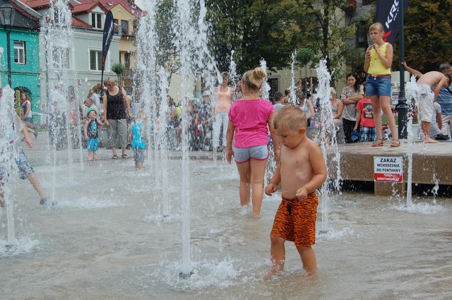 Dzieci pluskają się w fontannie mimo zakazów. W czasie upałów taki wodotrysk kusi