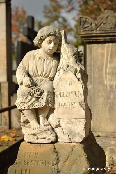 Jeden z najstarszych nagrobków dziecięcych na cmentarzu