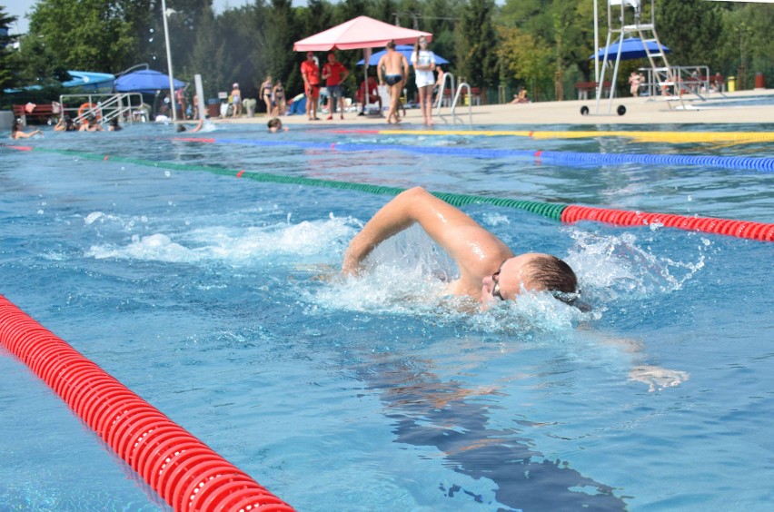 Klub Pływacki Masters Krosno zaprosił pływaków na amatorskie Zawody Rodzinne na Basenie Odkrytym "Zakończenie Wakacji" [ZDJĘCIA]