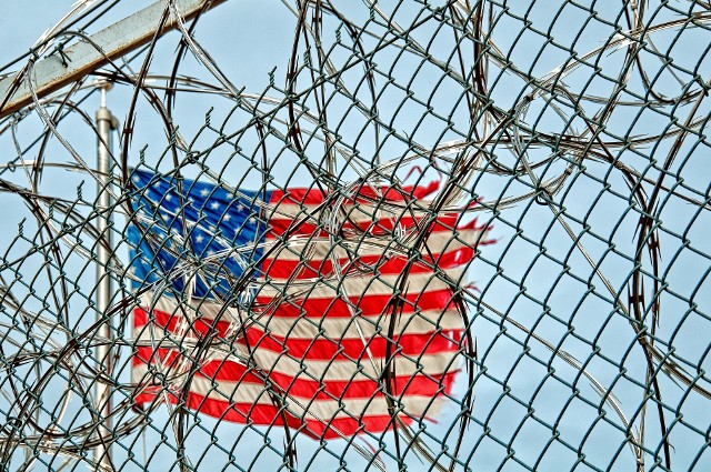 Zwolniony z Guantanamo terrorysta pozwał rząd USA. Zaskakujący powód