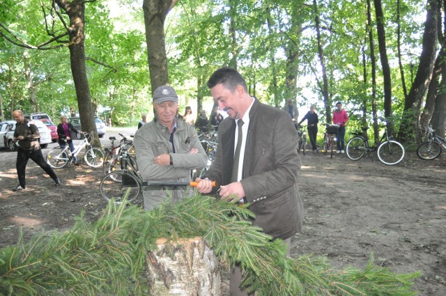 Burmistrz Jerzy Hardie-Douglas (z lewej) i szef RDLP Sławomir Cichoń toporkiem dokonali symbolicznego otwarcia ścieżki rowerowej