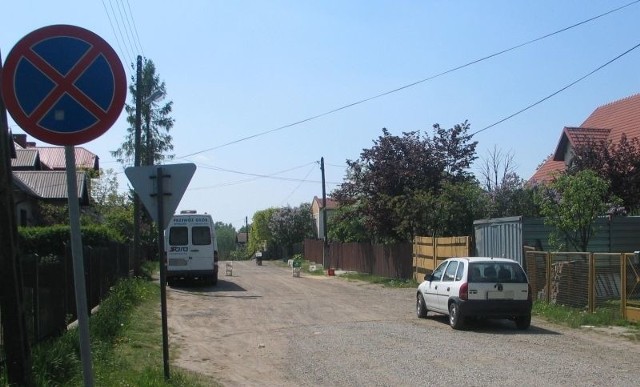 Mieszkańcy ulicy Sosnowej w obawie przed parkującymi kierowcami stawiają przed bramami wjazdowymi plastikowe kontenery.