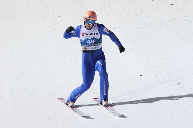 Dawid Kubacki z charakterystycznym gestem po dobrym skoku. W Planicy na dużej skoczni wywalczył brązowy medal