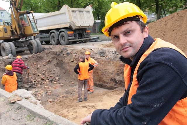 - Ostatnio natrafiliśmy na fundamenty i piwnice kamienic, które zostały wyburzone po wojnie - mówi Wojciech Kaczor, który kieruje pracami archeologicznymi na Młyńskiej.