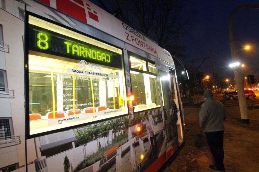  Zaparkowany przy torach ford zablokował przejazd tramwajów 