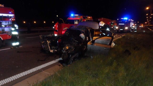 Nadal nieznane są przyczyny tragedii, do której doszło w nocy z niedzieli na poniedziałek na autostradzie A1 w pobliżu Włocławka. Jechali nim kibice toruńskiej Elany. Wracali z Jarosławia. Zginął kierowca, a trzej pasażerowie trafili do szpitala.Zobacz także:Zderzenie auta z pociągiem pod GrudziądzemTorunianin zgwałcił własną córkę? Ruszył procesCzy umiesz mówić po toruńsku?