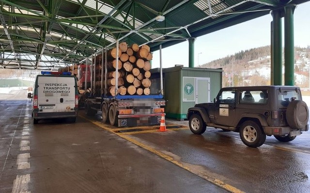 Trzy przeładowane ciężarówki z drewnem zatrzymano na granicy w Zwardoniu
