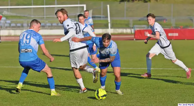Piłkarze Bałtyku Koszalin (niebiesko-białe stroje) nie dali szansy trzecioligowcom z Wolina.