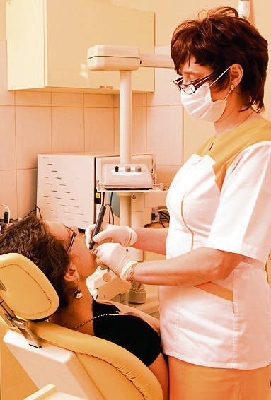Choć czas oczekiwania na wizytę u ortodonty w Tarnowie jest bardzo długi, fundusz jeszcze zmniejszył liczbę świadczeń