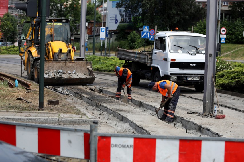 Kraków. Rozpoczęła się wymiana szyn na rondzie Matecznego