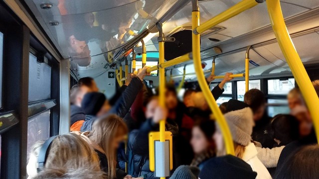 Pasażerowie byli stłoczeni, wraz z bagażami, w 12-metrowym autobusie.