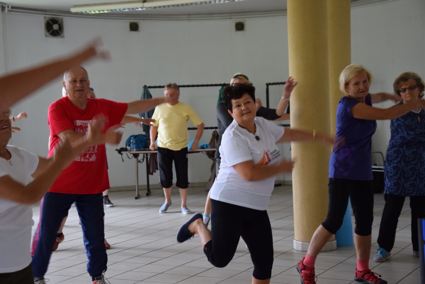 Gimnastyka dla seniorów w Parku Śląskim. Róża Domeradzka wie, jak zachęcić seniorów do ruchu