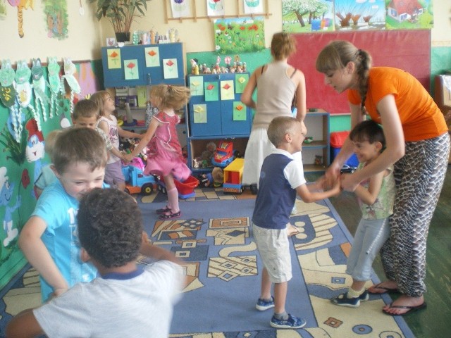 Wolontariusze pokazali dzieciom z Sokolnik Mokrych, że dobrze zorganizowana zabawa może jednoczyć całą grupę.