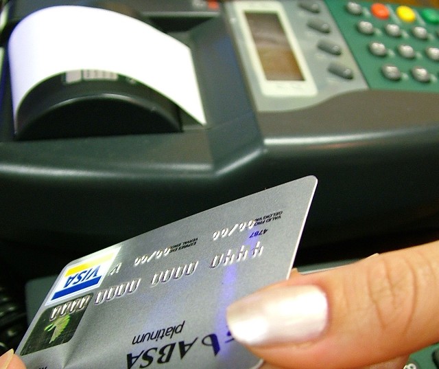 Jak Polacy płacą za granicą?Karta kredytowa pozwala korzystającemu na rozłożenie kosztów poniesionych w czasie urlopu.