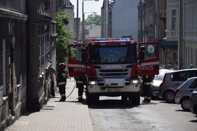 Błyskawicznie strażacy ugasili pożar pozostałości po drewnianym budynku gospodarczym w podwórzu kamienicy przy ul. Wąskiej w Grudziądzu. Zniszczeniu uległy m.in. pojemniki na śmieci. Pożar wybuchł po g. 11 w piątek.