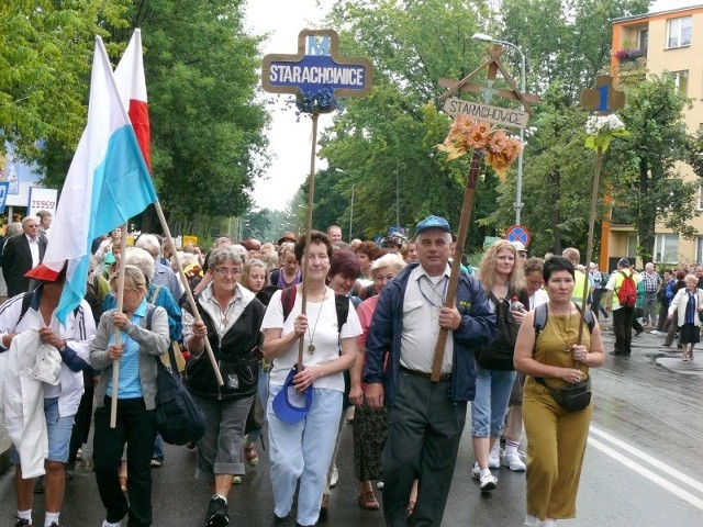 Grupa 1 starachowickiej pielgrzymki rusza spod kościoła Wszystkich Świętych