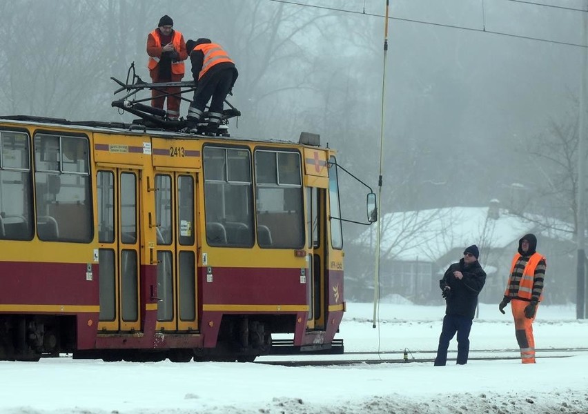 Złamany pantograf na ul. Przybyszewskiego [zdjęcia]