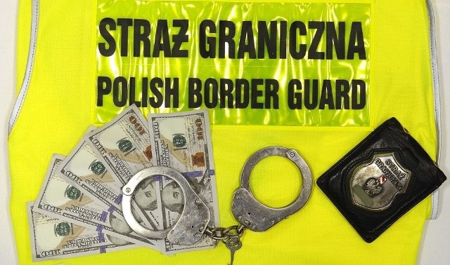 W Oleszycach 70-latek chciał wręczyć strażnikom granicznym 500 dolarów łapówki.