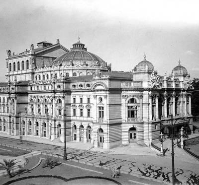 Widok Teatru im. J. Słowackiego z początku XX wieku, czyli, jak pisał Stanisław Koźmian, "wielbłąd, który ukląkł"... FOT. ARCHIWUM