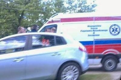 Funkcjonariusze są poszkodowani po próbie obezwładnienia 23-latka, Łukasza F. Młody mężczyzna trafił do szpitala psychiatrycznego w Szczecinie.